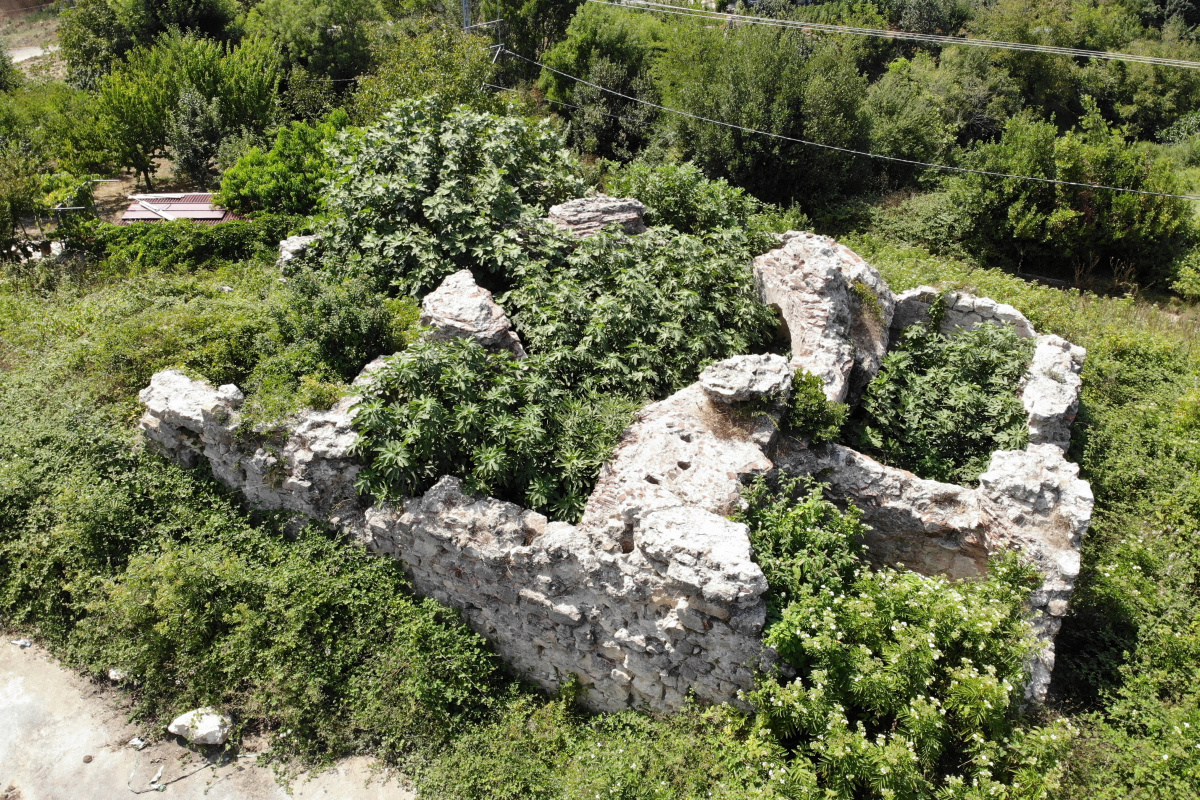 600 yıllık hamam defineciler tarafından talan edildi