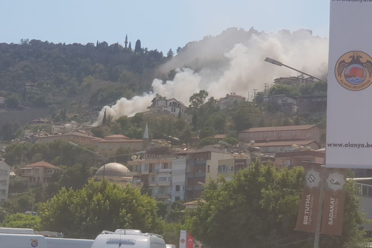 Alanya’da biri orman 2 ayrı yerde çıkan yangın söndürüldü