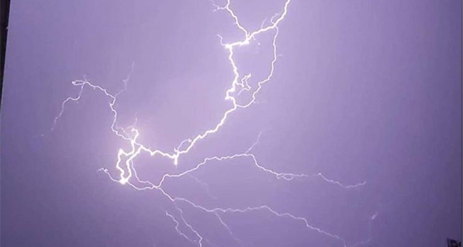 Artvin’in Şavşat ilçesinde sağanak yağış sonrası yıldırım düştü, 37 köyün elektriği kesildi