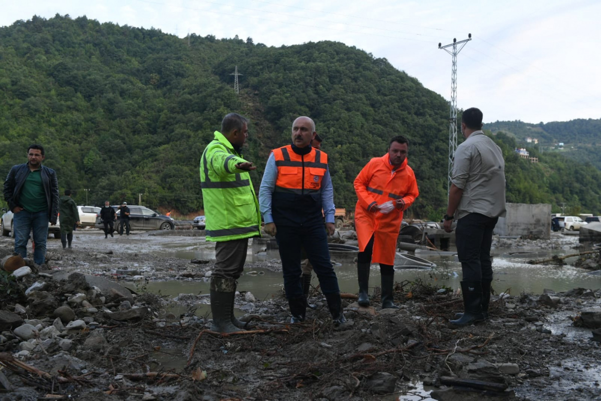 Bakan Karaismailoğlu, sel felaketinin yaşandığı Sinop Ayancık’ta helikopterle incelemelerde bulundu