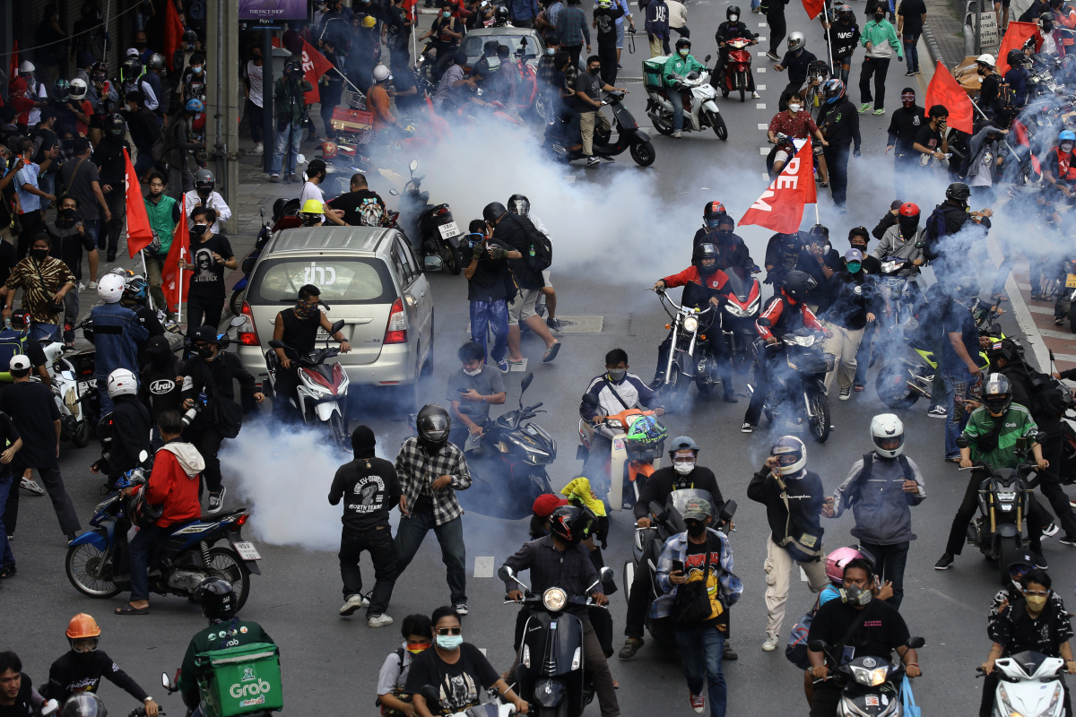 Bangkok sokakları savaş alanına döndü