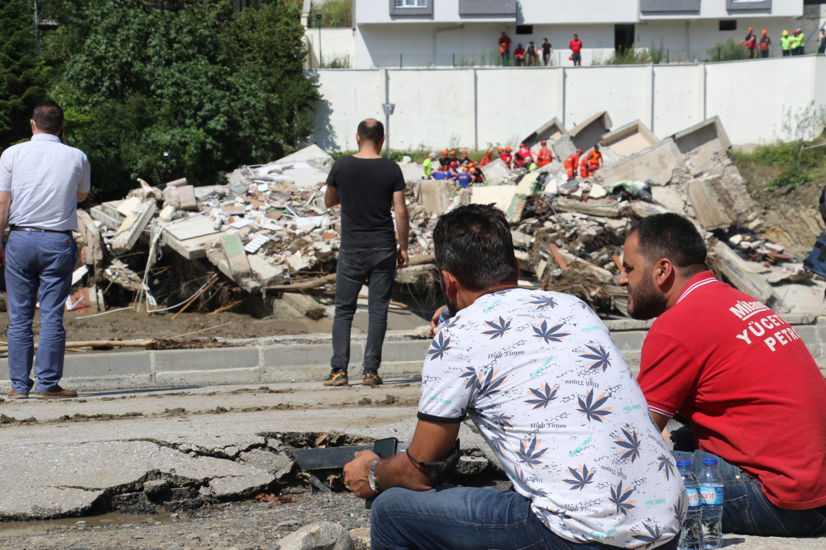 Bozkurt’ta sel felaketinde çöken bina karşısında umutlu bekleyiş sürüyor