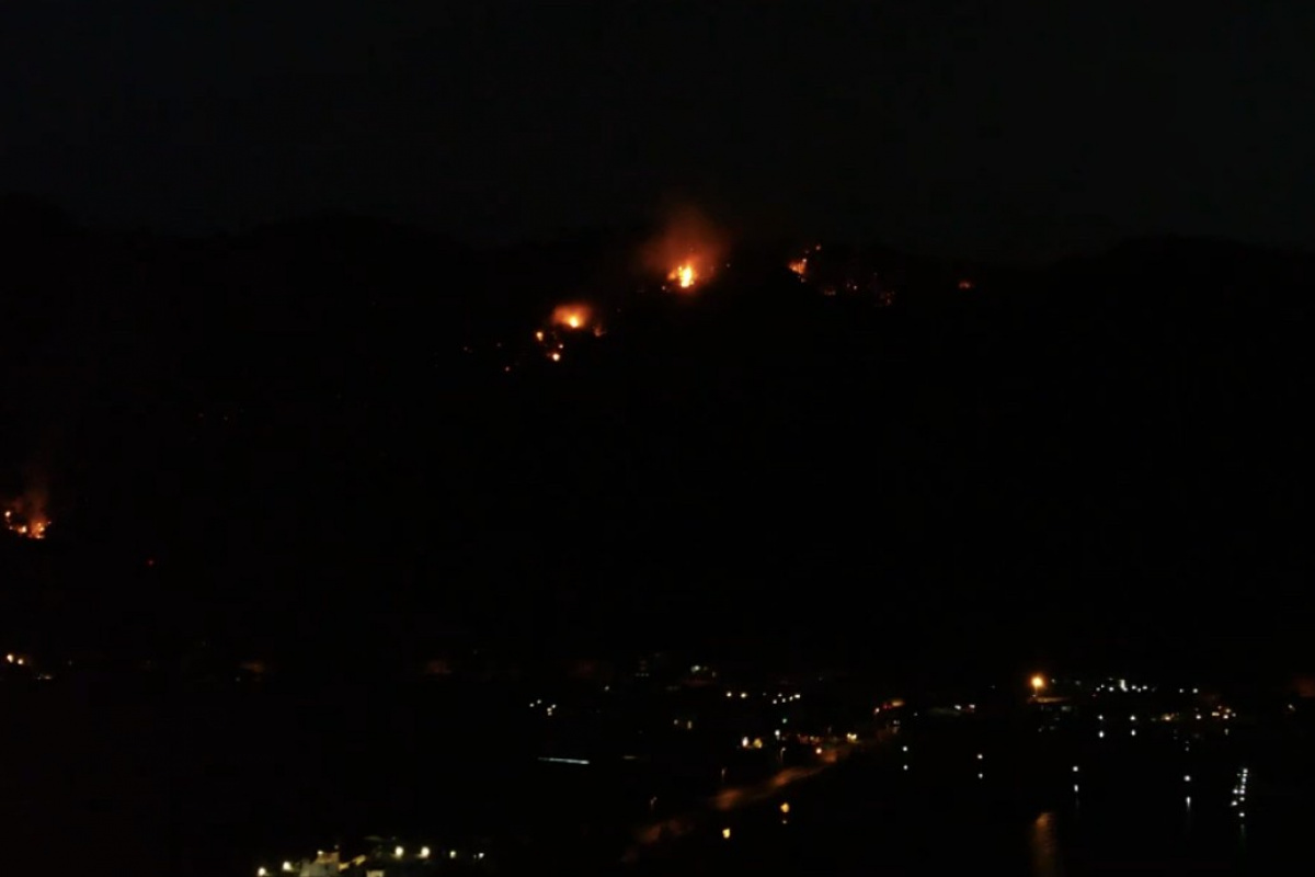 Marmaris’te gece devam eden yangın havadan görüntülendi