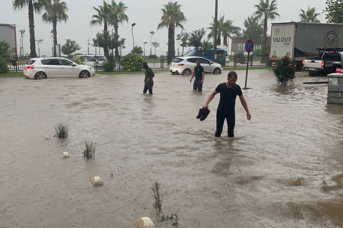 Ordu’da sel: Karadeniz Sahil Yolu ulaşıma kapandı, iş yerlerini su bastı