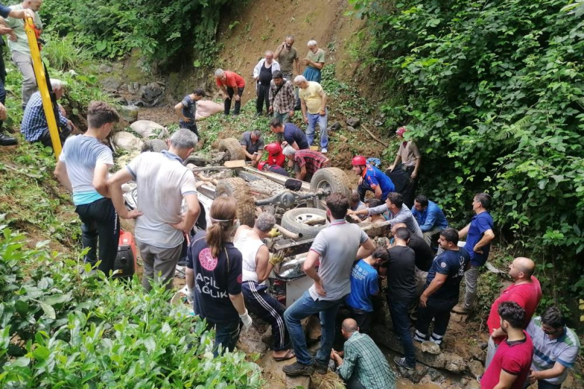 Rize’de çay yüklü kamyonet dereye yuvarlandı: 5 yaralı