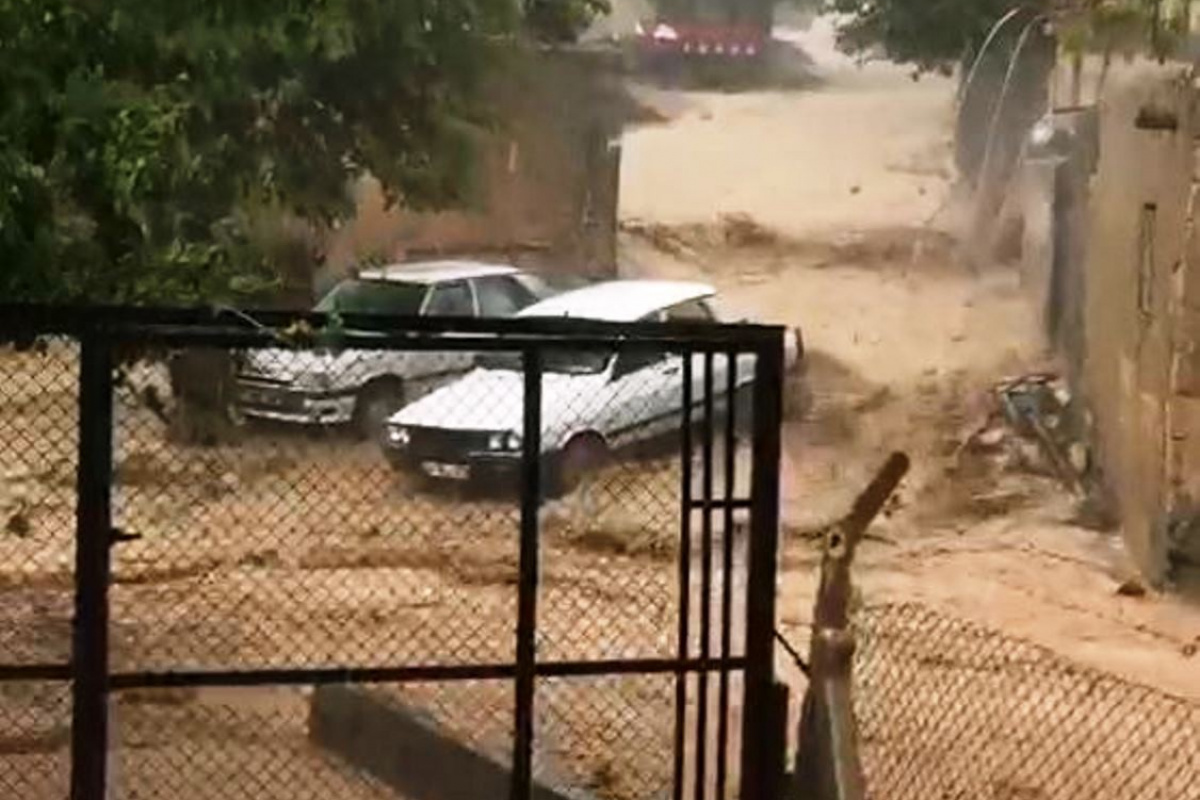 Şanlıurfa’da sel araçları sürükledi