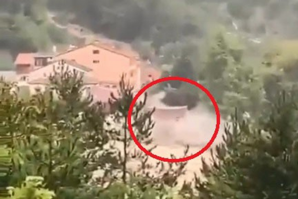 Sinop’ta selin yıktığı ev kamerada… Çatıda mahsur kalanlar böyle yardım istedi