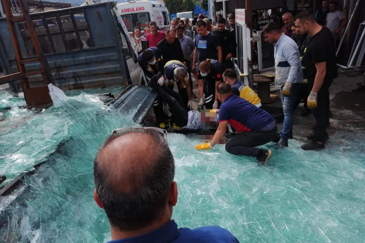 Üzerine cam blok devrilen camcı ölümden döndü