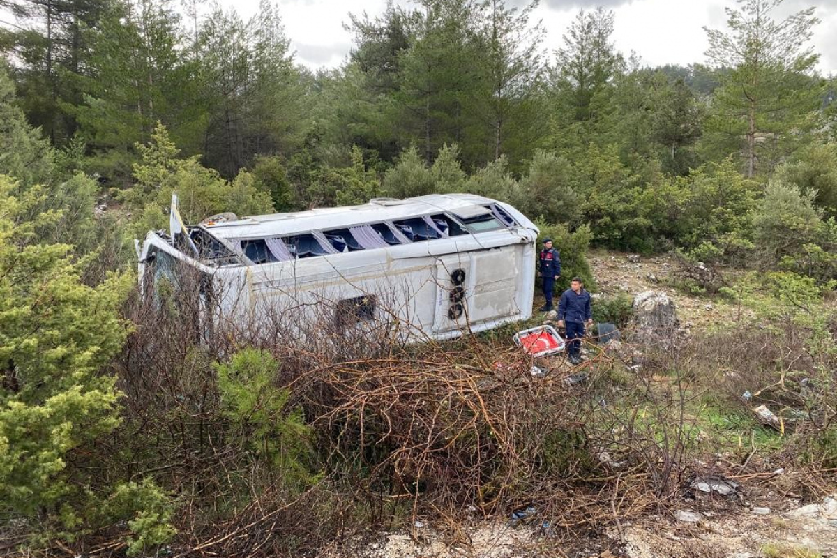 Antalya’da tur midibüsü devrildi: 7 turist yaralı