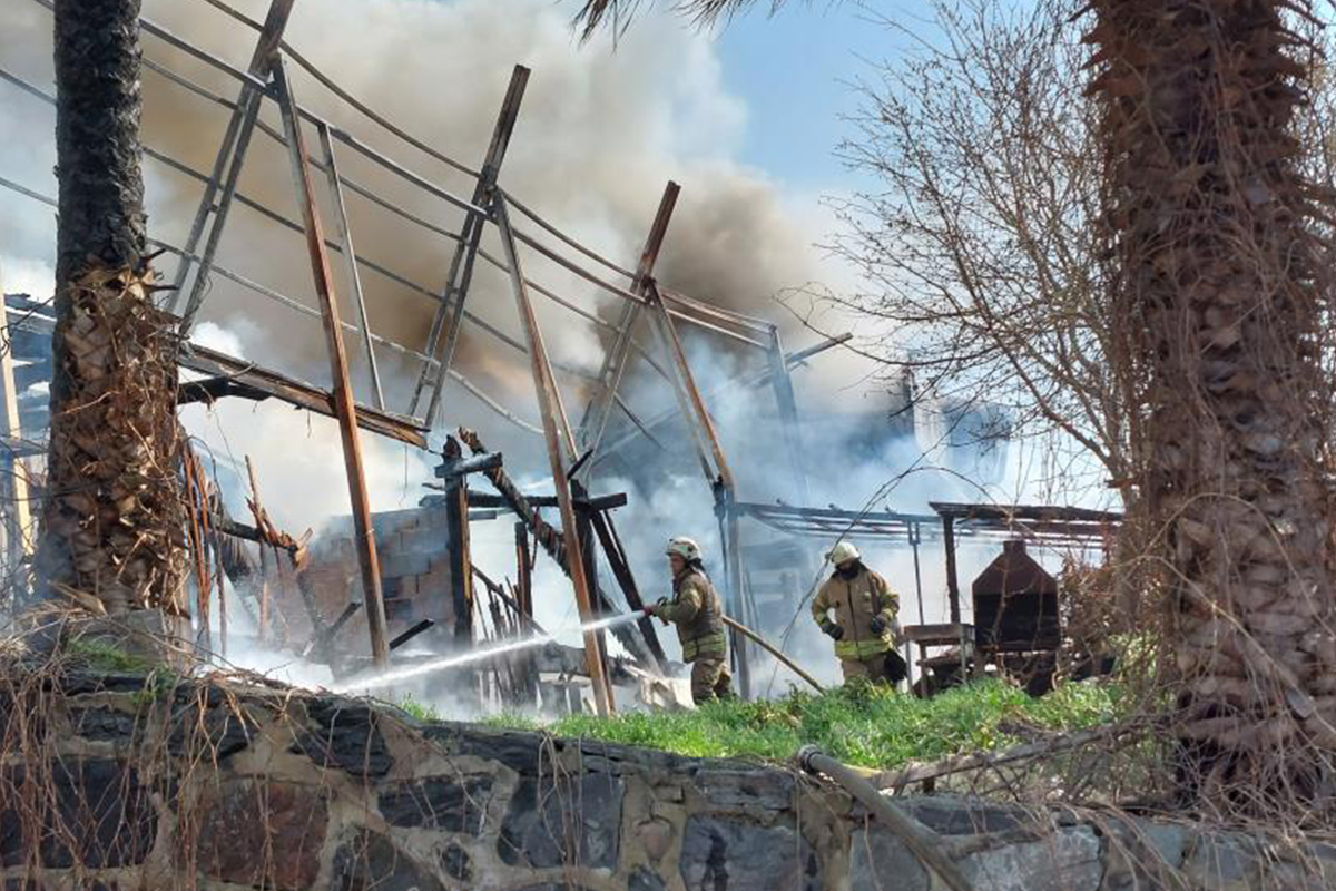 Avcılar’da iki kafeyi alevler sardı: Yangın sırasında patlamalar oldu