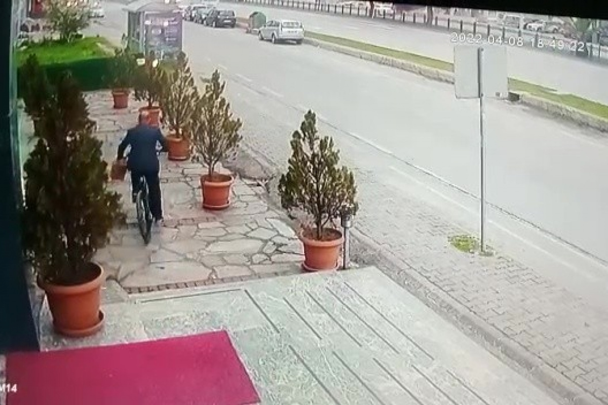 Takım elbiseli şahsın 7 bin TL’lik bisikleti çalma anı kamerada